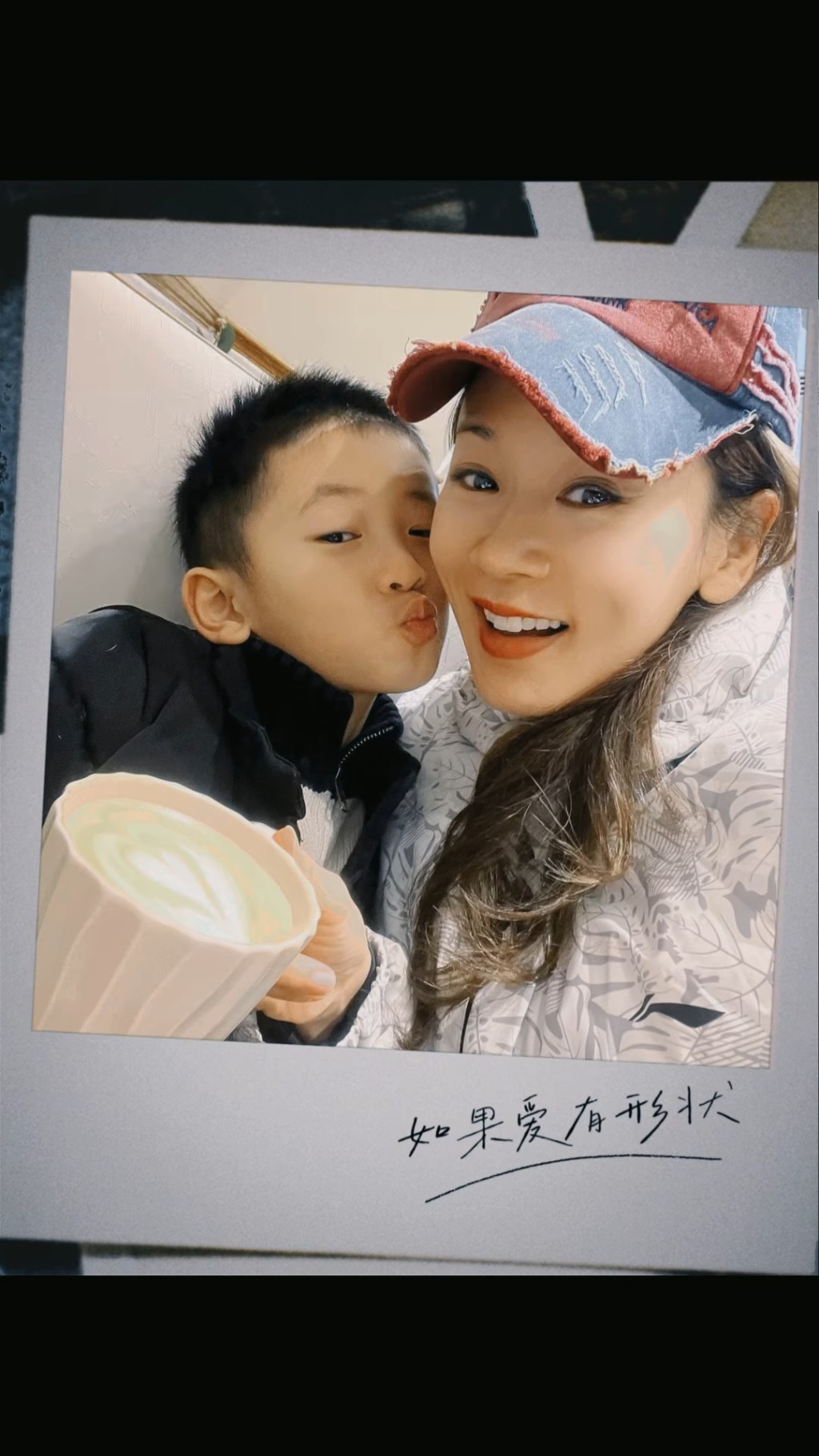 Kody嘟嘴錫媽咪,認真識𠱁人開心,有網民就推斷楊思琦從未曝光的老公也應該長得相當帥氣,而且同樣會冧女。 Kody嘟嘴錫媽咪,認真識𠱁人開心,有網民就推斷楊思琦從未曝光的老公也應該長得相當帥氣,而且同樣會冧女。