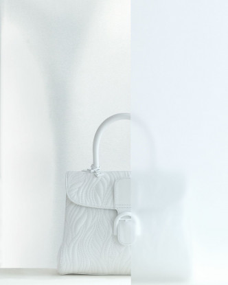 Brillant Off-Piste中號手袋，刺繡縫綫描繪出如浮雕般的彎曲滑雪道，凸顯冬日情懷。