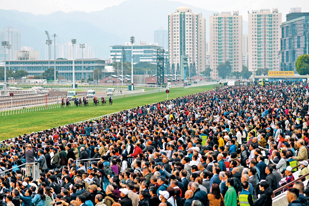 今個馬季總入場人數超過170萬人。圖為今年元旦沙田馬場人頭湧湧，當日兩個馬場共吸引近4.3萬名馬迷入場。