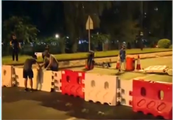 大埔示威者搬水馬堵路。港台電視截圖