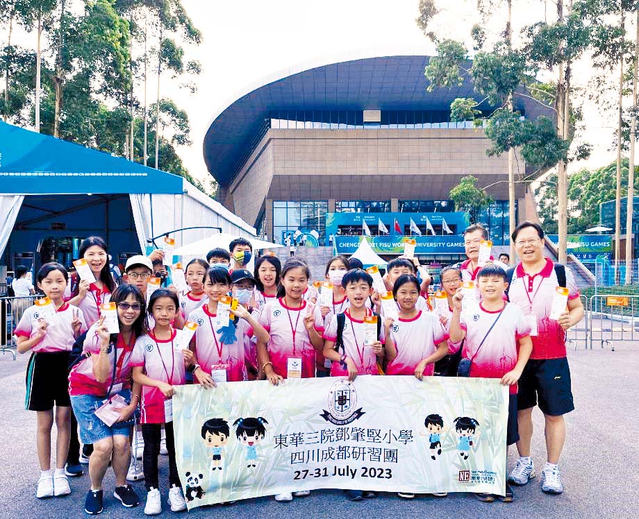 学生到访世界大学生运动会场馆,入场观赏赛事,兴致盎然。