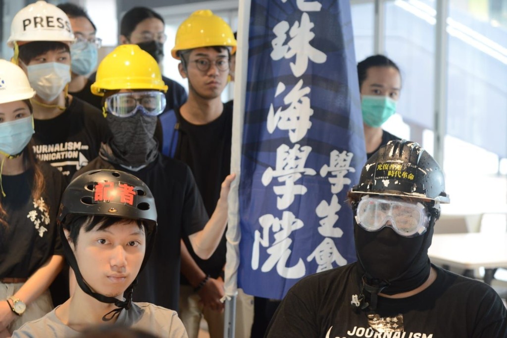 學生會臨時行政委員會與兩名副校長對話。