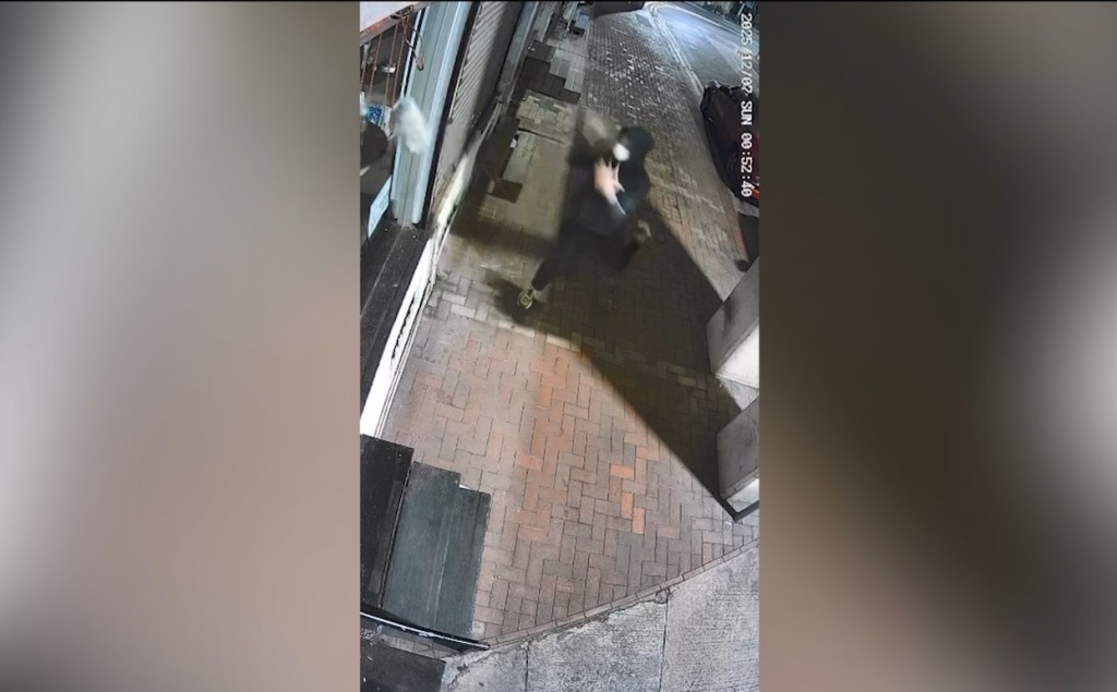 去年12月，梁小姐的发型屋又被人掟砖头刑事毁坏。（闭路电视画面）
