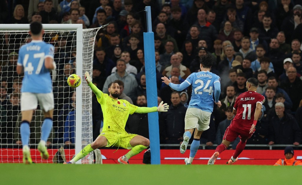 沙拿挑過當拿隆馬，但皮球僅僅斜出。路透社