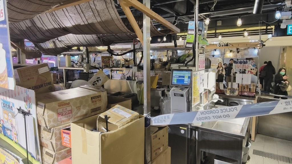 警方封鎖Donki小食檔調查。黃文威攝