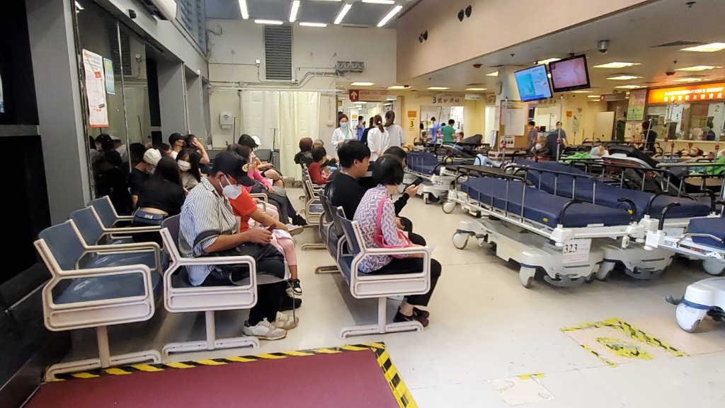 伊利沙伯醫院今晨有約20人輪候診症。楊偉亨攝