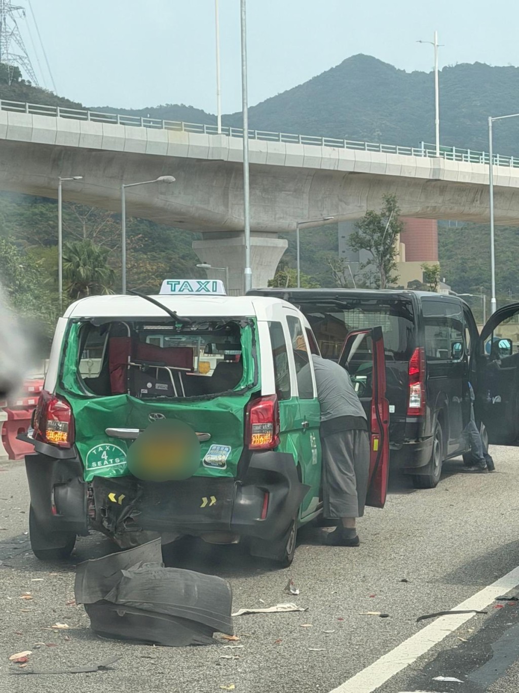 的士車尾被撞凹。網圖