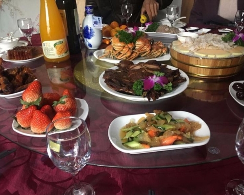 婚宴上有龍蝦、鮑魚、象拔蚌、竹節蝦。網上圖片