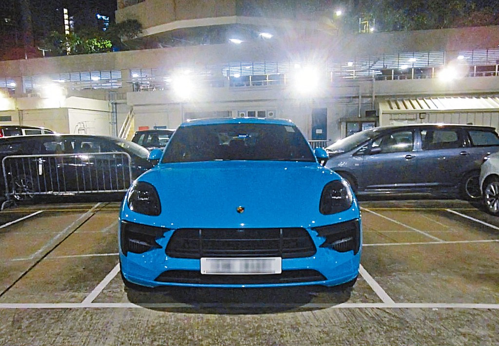 警方檢獲黑幫以非法開賭得益購入的名車。