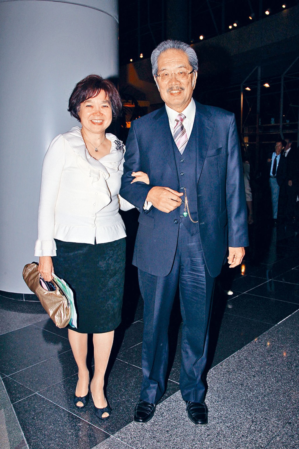 勤+緣創辦人梁鳳儀及其夫婿黃宜弘,被證監會指控捏造虛構交易,目的是要挪用集團的資產。