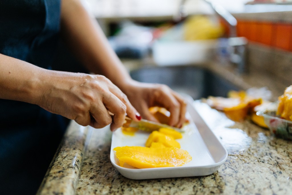 传统的芒果切片法。istock图片