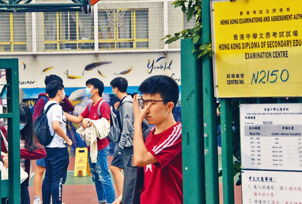 考生完成文凭试历史科考卷后，离开试场。