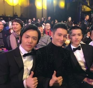 黃曉明夾在中間,與李雲迪和吳亦凡合照。