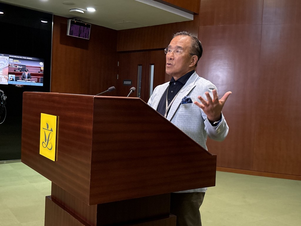 田北辰表示,香港迪士尼樂園在疫情後的業務升幅遠超海洋公園,歸因於莫偉庭的創意領導與獨特體驗策略。黃子龍攝 田北辰表示,香港迪士尼樂園在疫情後的業務升幅遠超海洋公園,歸因於莫偉庭的創意領導與獨特體驗策略。黃子龍攝