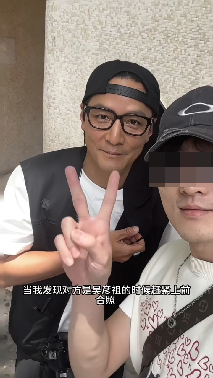吳彥祖近日現身上海拍攝真人騷題材視頻,首次化身攝影師。 吳彥祖近日現身上海拍攝真人騷題材視頻,首次化身攝影師。