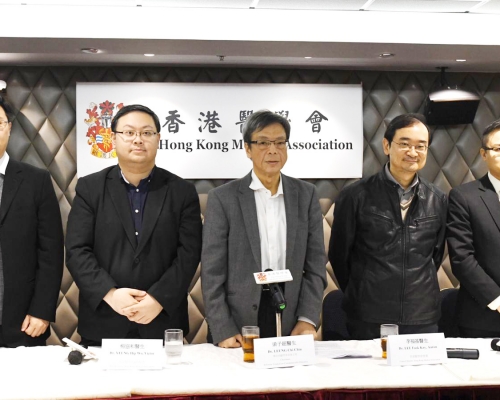 醫學會義務司庫梁子超(中)透露,醫學會有七位數字資金投放在滙控。 資料圖片