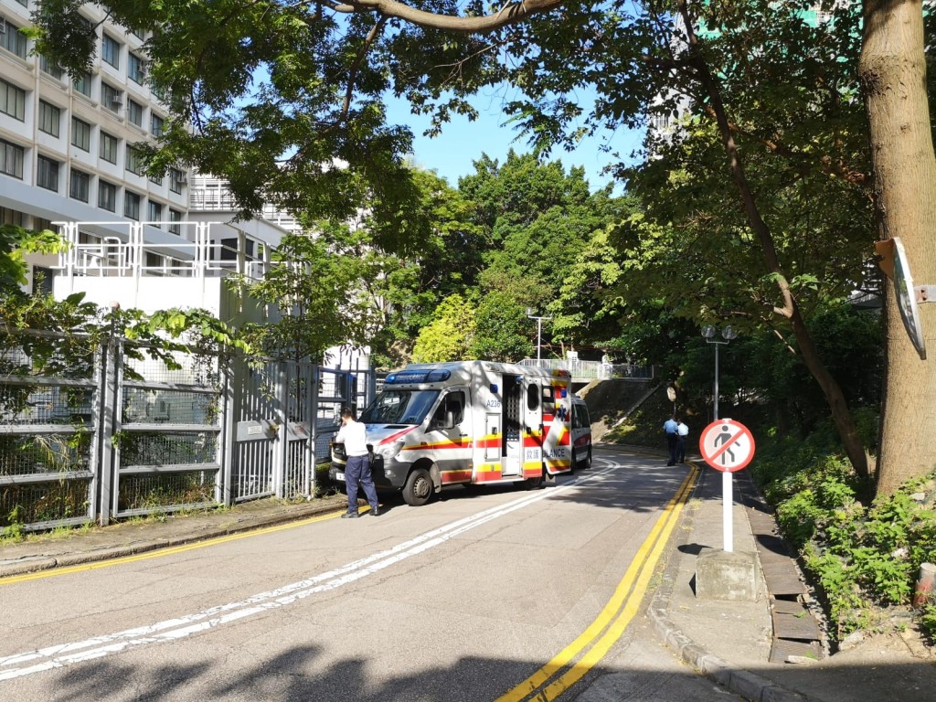 救護車在急症室門外轉右彎時,失控撞向對面圍欄。