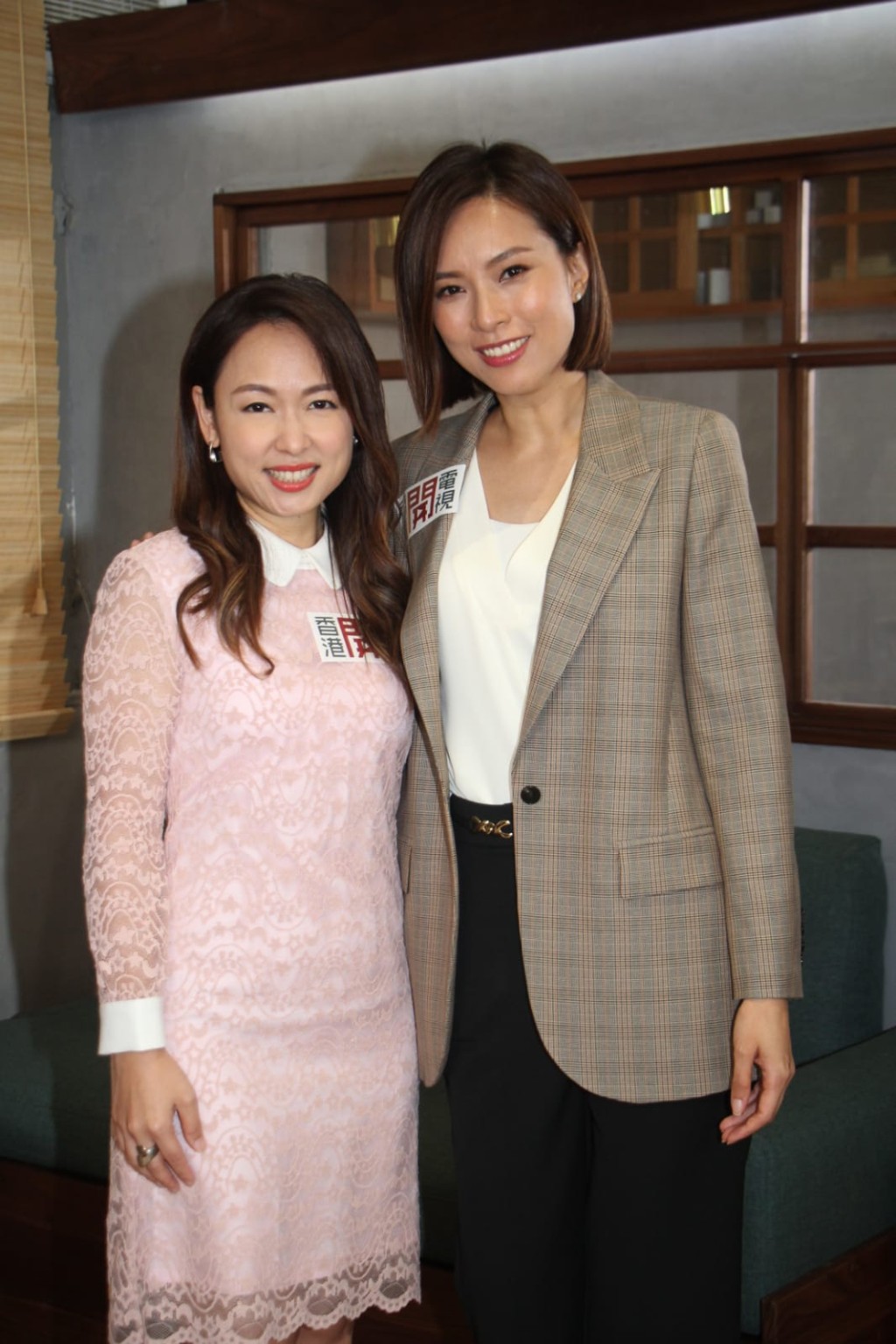 Queenie與林小珍拍檔主持香港開電視節目《中西合醫》。