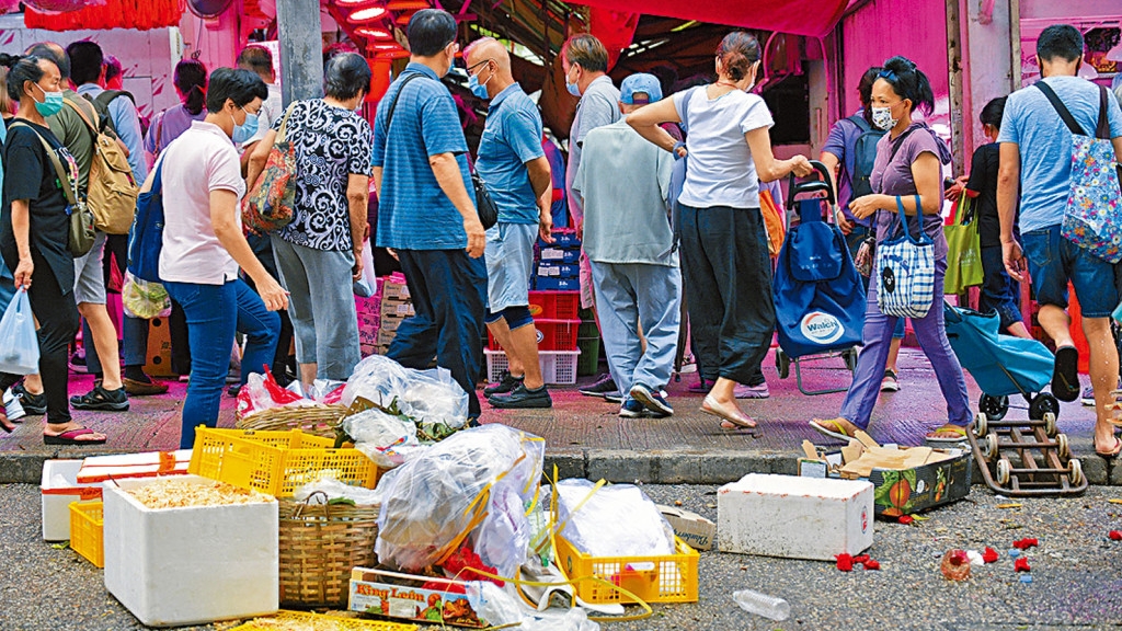 政府建議大幅提高亂拋垃圾及店鋪阻街的罰則。資料圖片