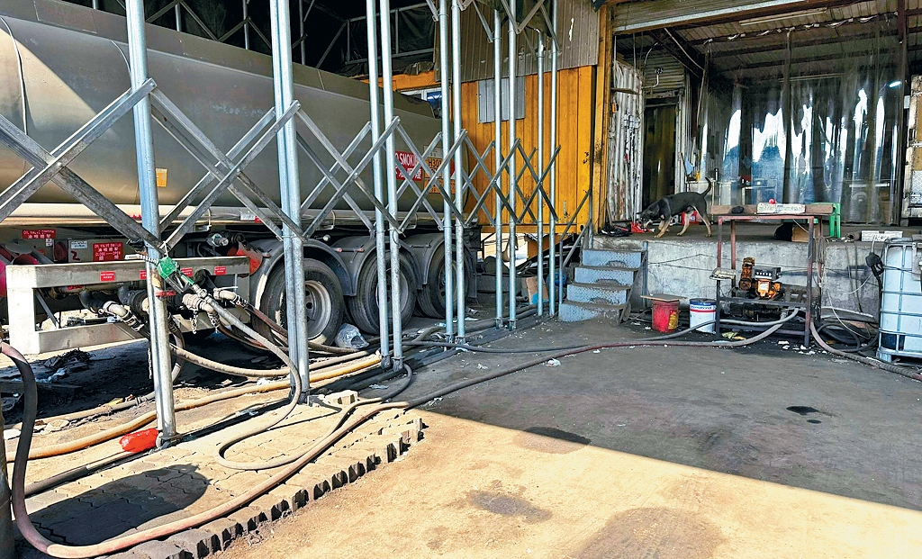 近日湧現疑是非法加油站。