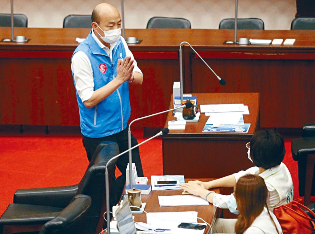 面對罷免危機的韓國瑜前日出席高雄市議會。