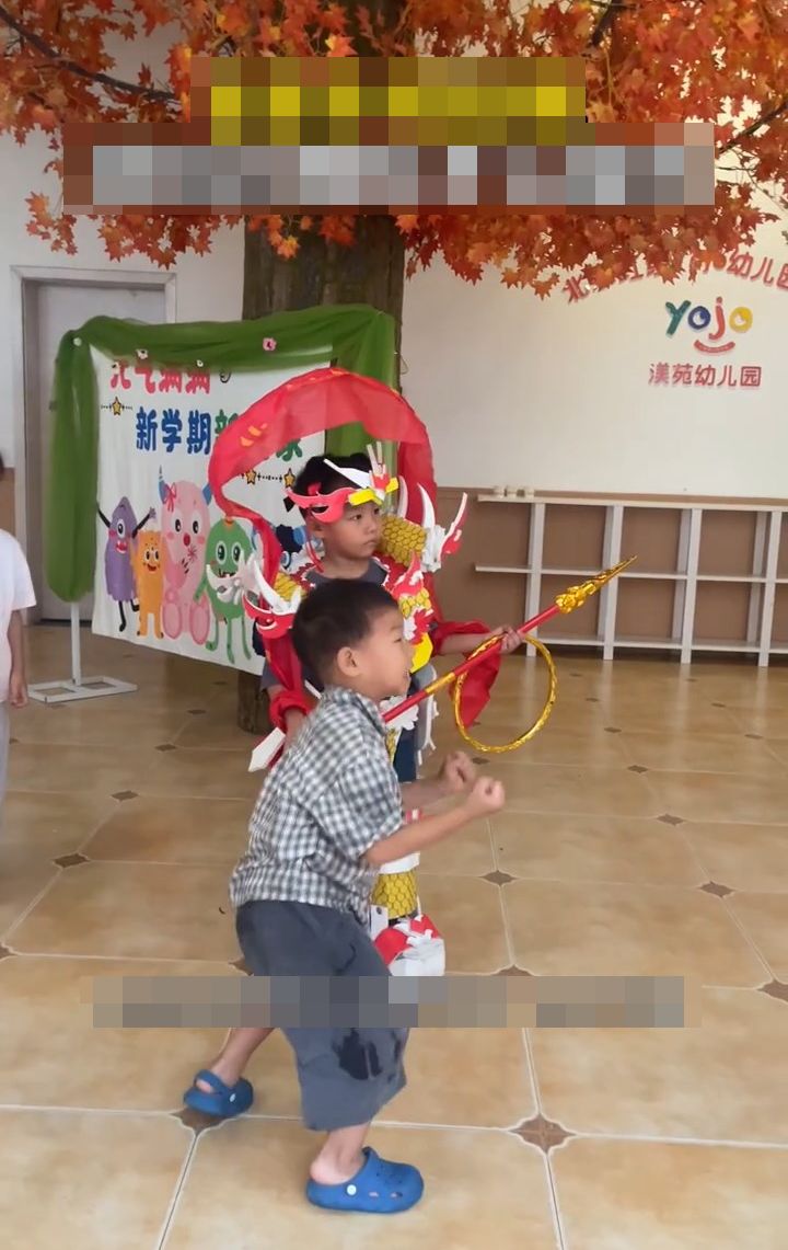 萬先生為5歲兒子親手製作哪吒戰袍。大豆視頻 萬先生為5歲兒子親手製作哪吒戰袍。大豆視頻