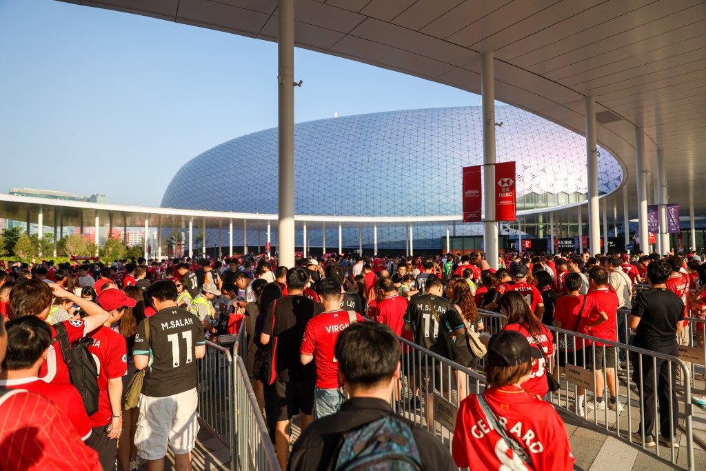 主場館外已經聚集大批球迷。