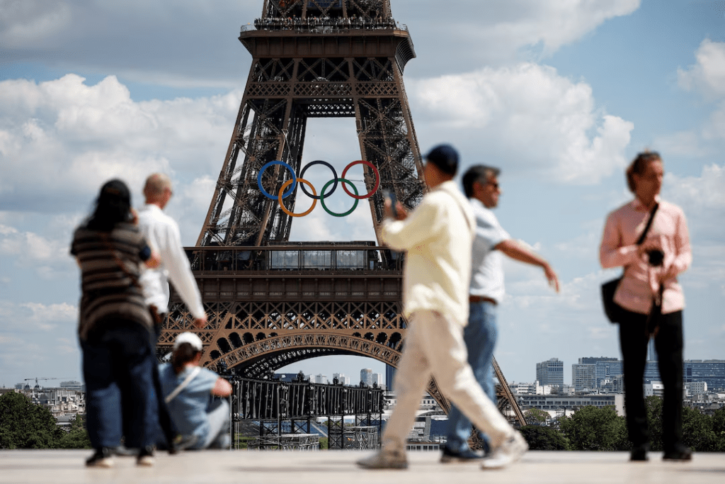 各地都有游客到访巴黎，观光之余可以观摩奥运盛事。（美联社）