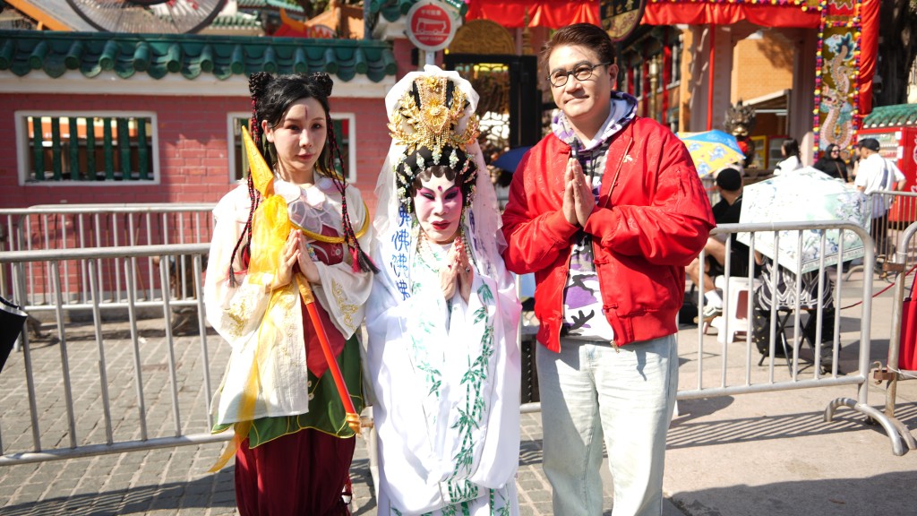 每年均會到黃大仙祠霸頭位上「頭炷香」藝人黃夏蕙，今年打扮成觀音。