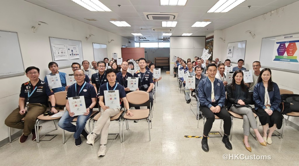 專責組隨後舉行保安教育講座,向在場員工傳達「閃、避、求」及「見疑即報」訊息。 專責組隨後舉行保安教育講座,向在場員工傳達「閃、避、求」及「見疑即報」訊息。