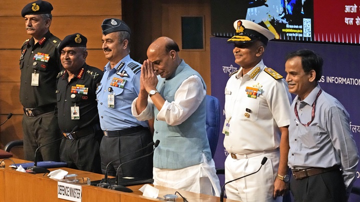 印度國防部等官員為新募兵計畫作出解說。AP圖片