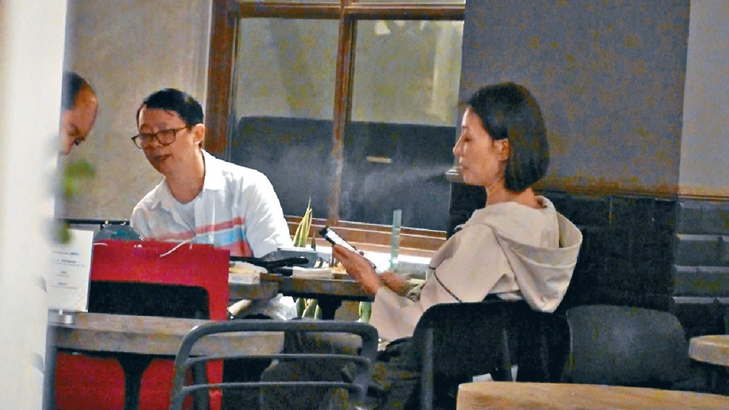 ■王小鳳與男友人歎下午茶,但她只顧住叉電。