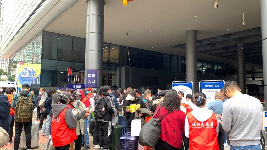 任何人士进入口岸前需先在「初查入口」填写健康申报。（常彧璠摄）