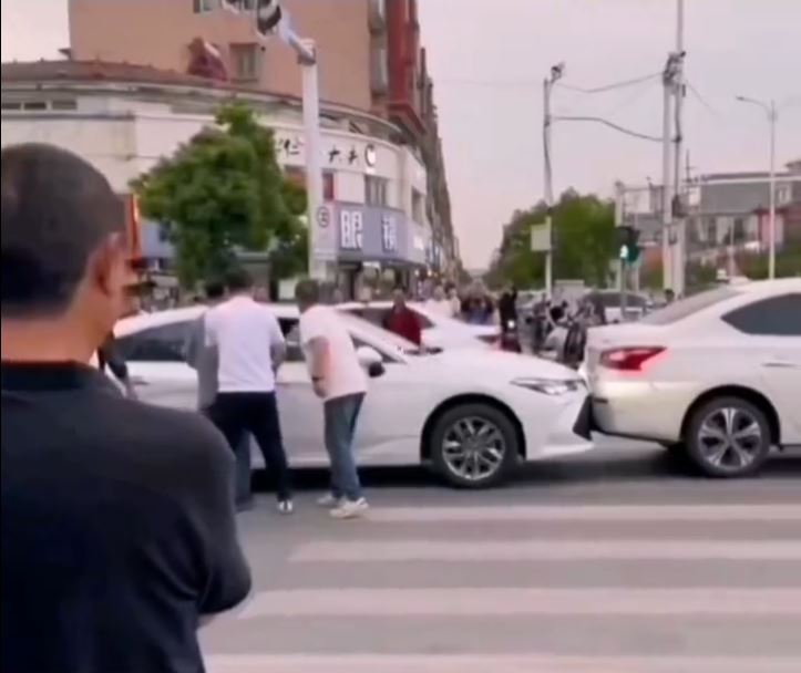 前車的王芳被撞後，怕傷亡擴大，犧牲自己車輛做路障阻後車溜走。抖音