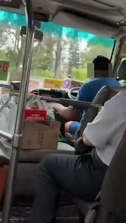 見到司機在駕駛期間幾乎全程投入到音樂世界,聞歌起舞。fb「車cam L(香港群組)」截圖 見到司機在駕駛期間幾乎全程投入到音樂世界,聞歌起舞。fb「車cam L(香港群組)」截圖