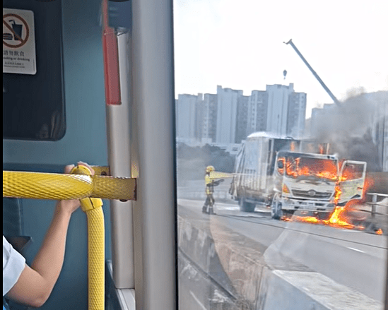 垃圾車車頭火光熊熊。網圖