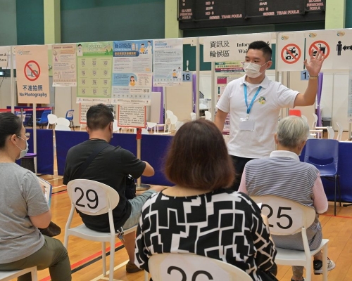 港大醫護學生在接種中心當義工。政府新聞處圖片