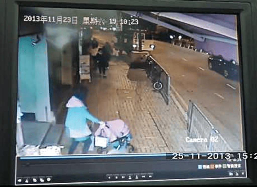 閉路電視拍到吳天恩推嬰女車落樓。