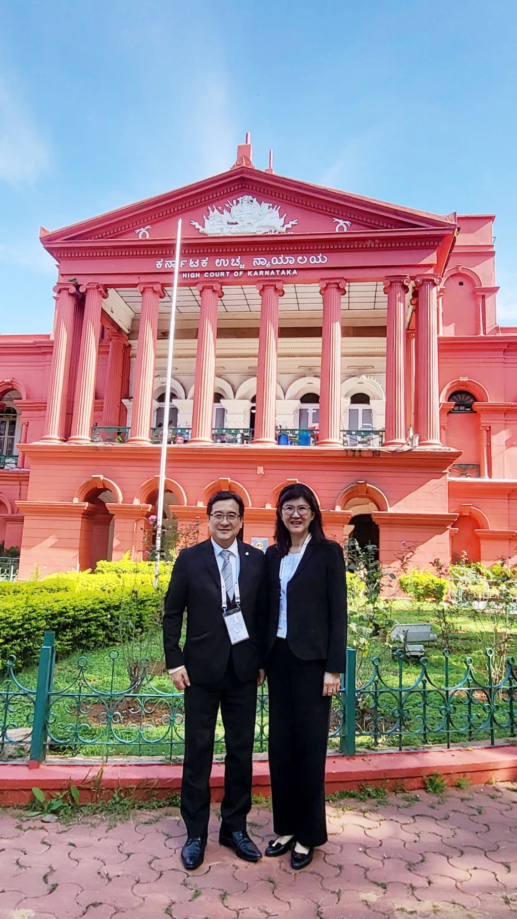 陈泽铭（左）与彭韵僖（右）到访卡纳塔卡邦高等法院。香港律师会fb