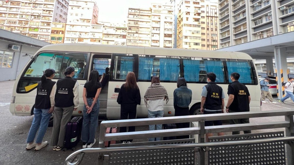 警方聯同入境處旺角打擊黑工,拘捕8男女。警方提供