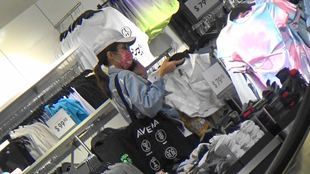 敏之甫進店先揀Sporty女裝。