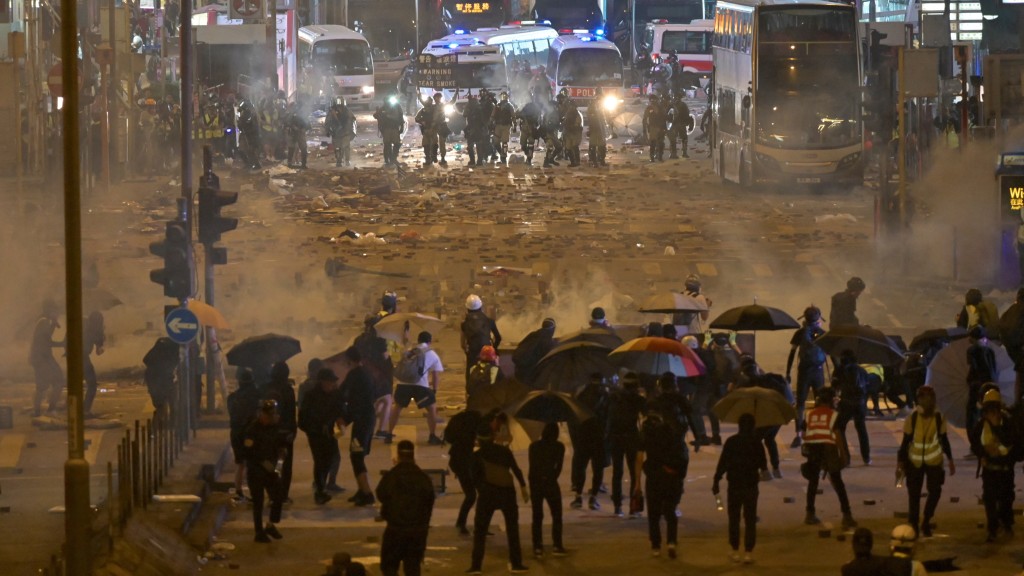 防暴警施放催淚煙驅散示威者。 資料圖片