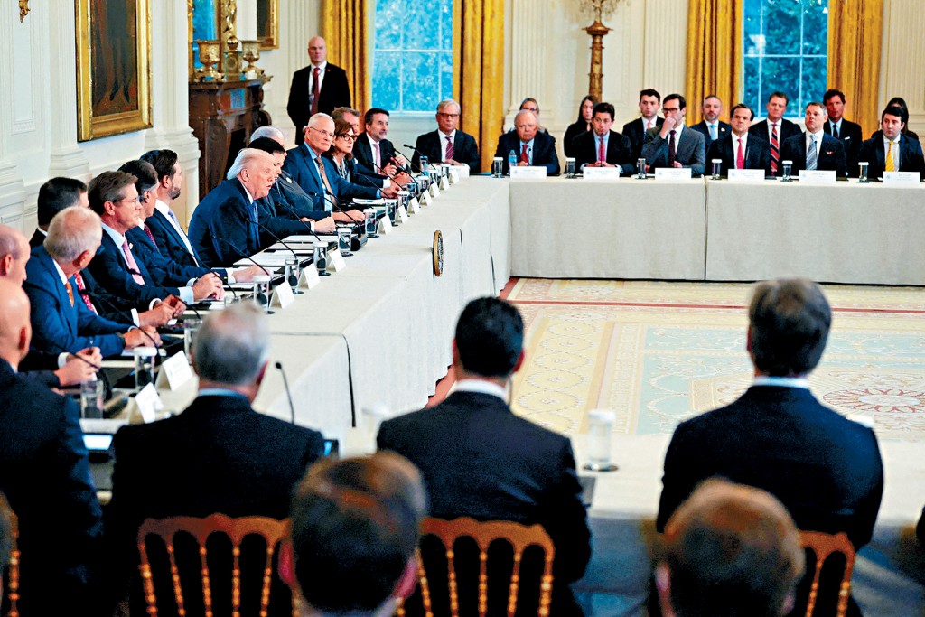 特朗普與副總統萬斯、國務卿魯比奧等官員上周五在白宮會見石油業高層。 