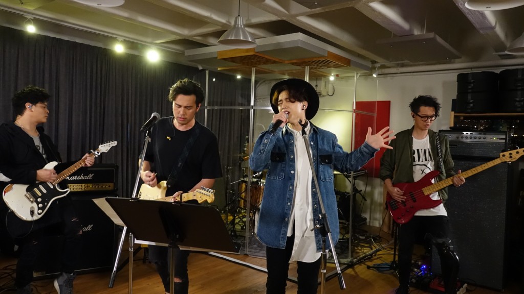Jer肉緊跟Dear Jane合唱《水刑物語》樂隊版本。