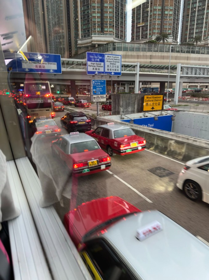 西九龍站外的交通同見擠塞，車龍處處。Thread相片