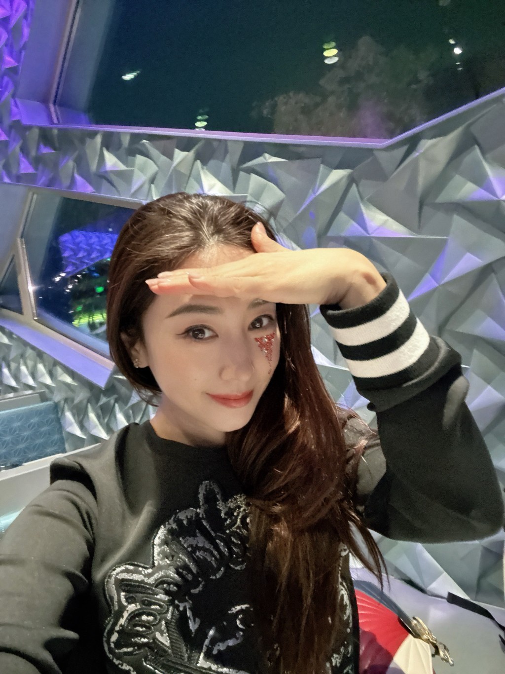 JJ賈曉晨無奈自拍，指老公出門竟然忘記帶證件。