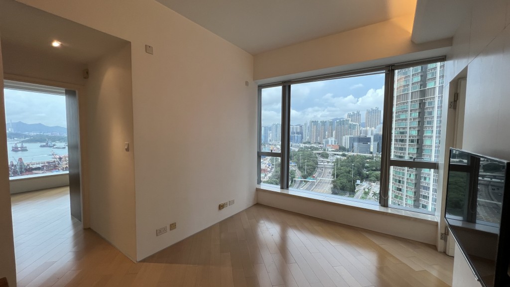 廳房均設有大窗,外望開揚市景及海景。