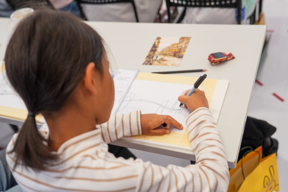 深圳市民參加「城市寫生工作坊」。