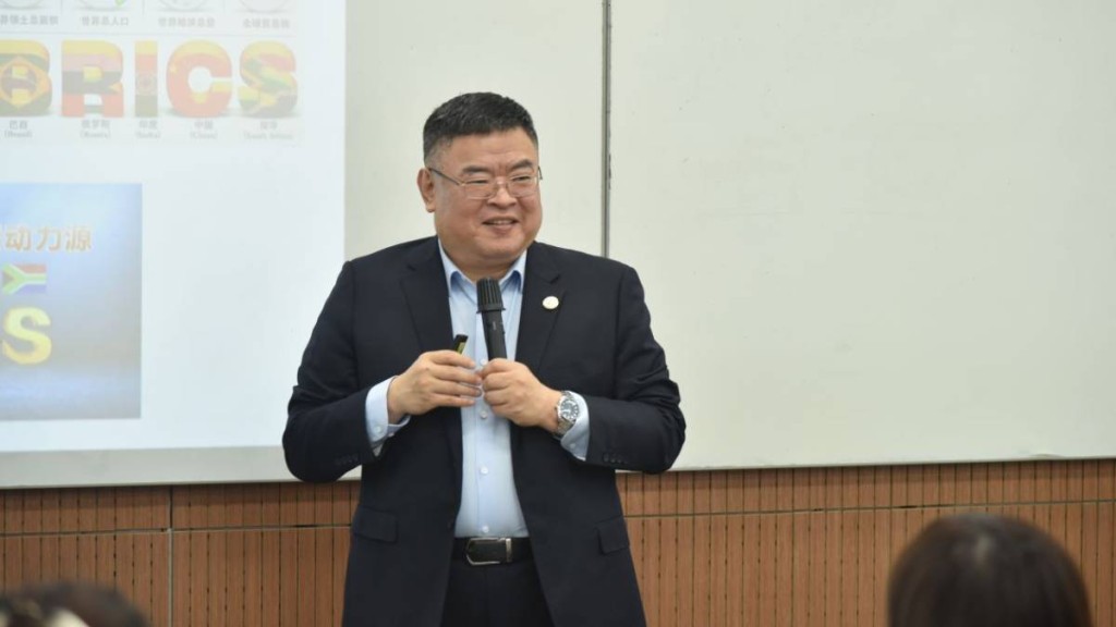 最大規模盈科律師所創始人梅向榮，被傳轉移資金¥38.7億。上海外國語大學  