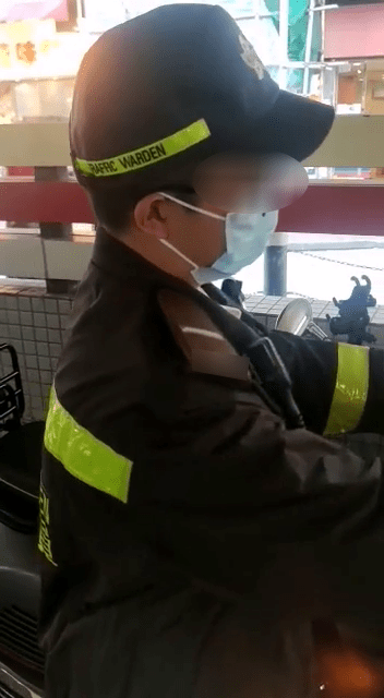 交通督导员将牛肉乾摆上电单车。网图